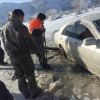 “Хяргас” нуурын мөс цөмөрч суудлын автомашин суусныг татаж гаргах ажиллагаа явагдаж байна